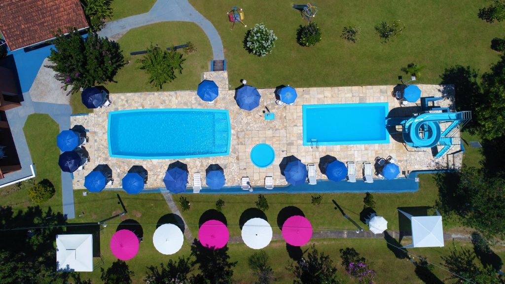 Como fazer uma pool party: dicas para organizar uma festa de verão